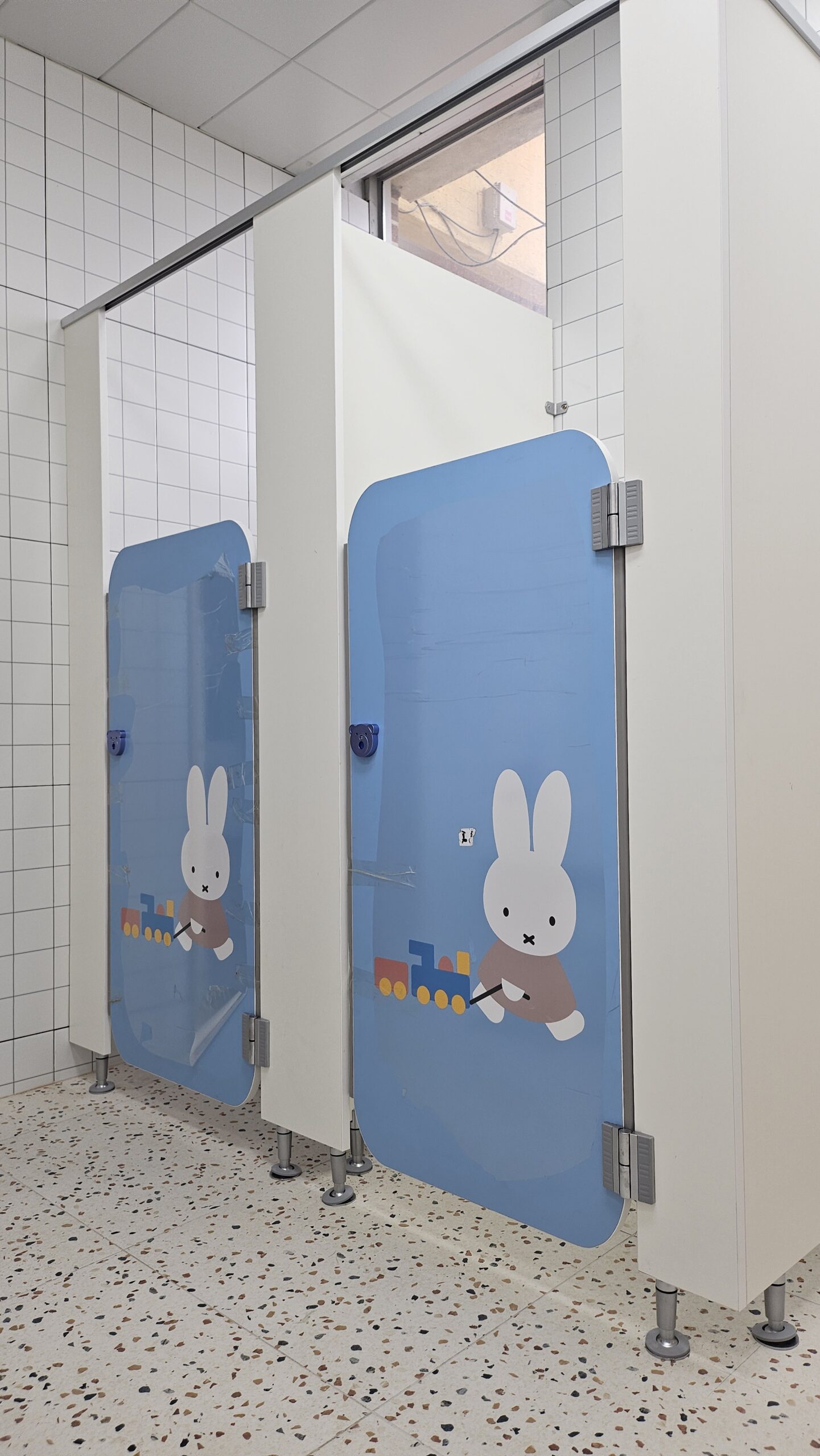 어린이 화장실 칸막이