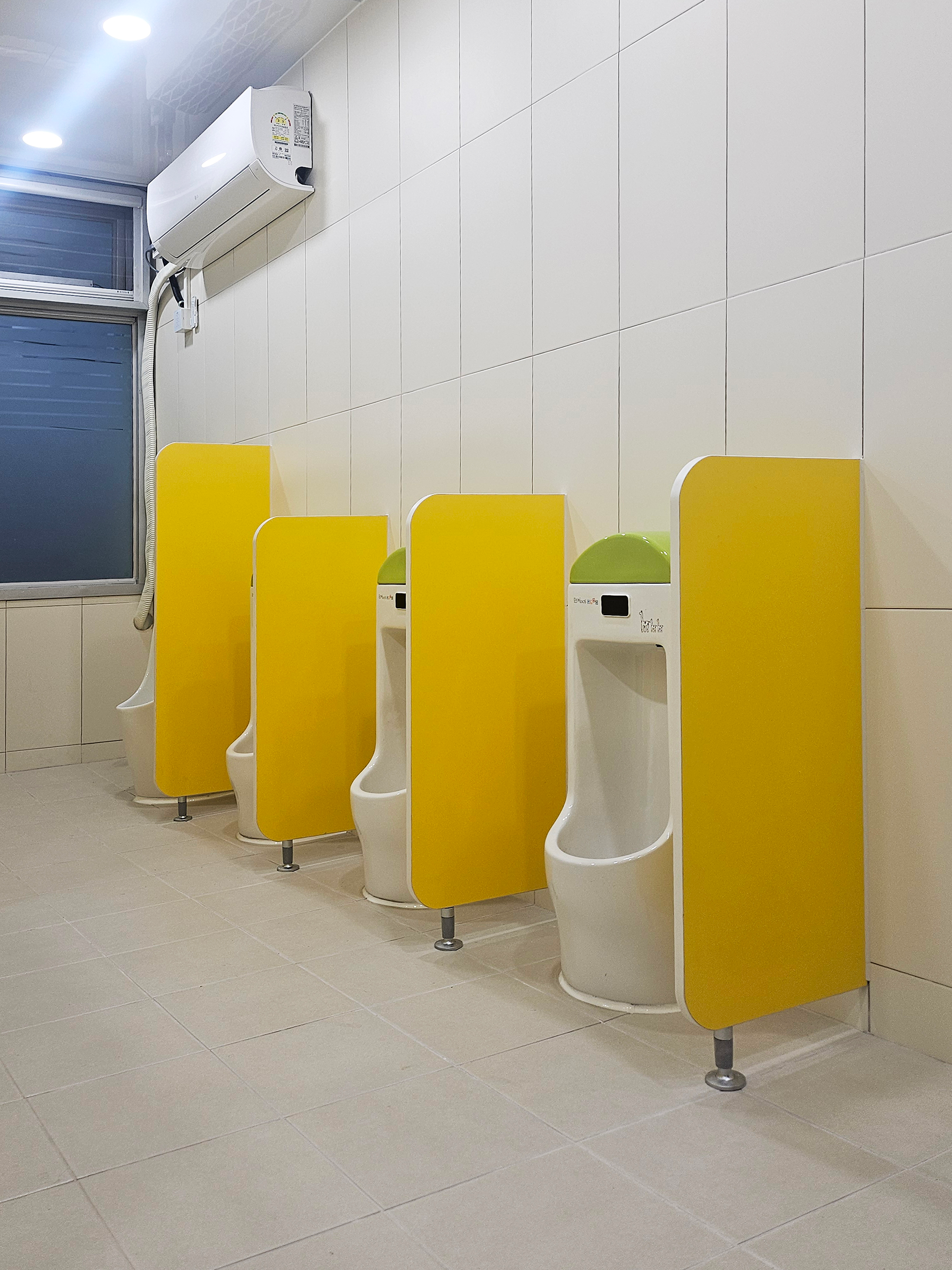 어린이소변기칸막이