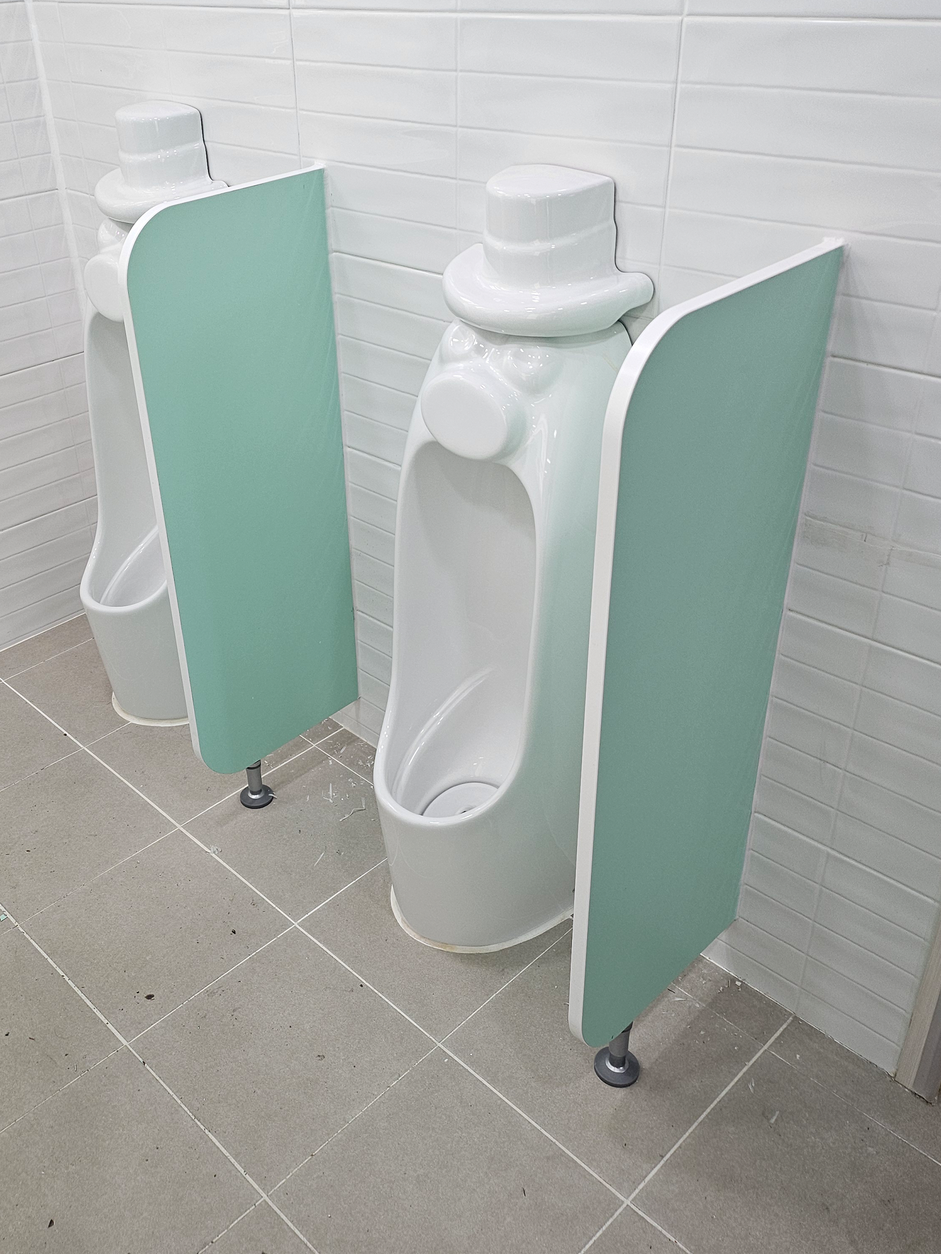 어린이 소변기칸막이